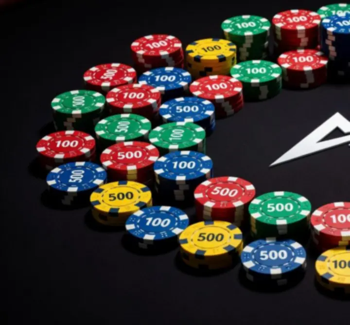 Kolorowe żetony kasynowe NightOutEvent ułożone w efektowne stosy